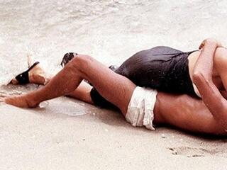 Travolti Da Un Insolito Destino Nell'azzurro Mare D'agosto